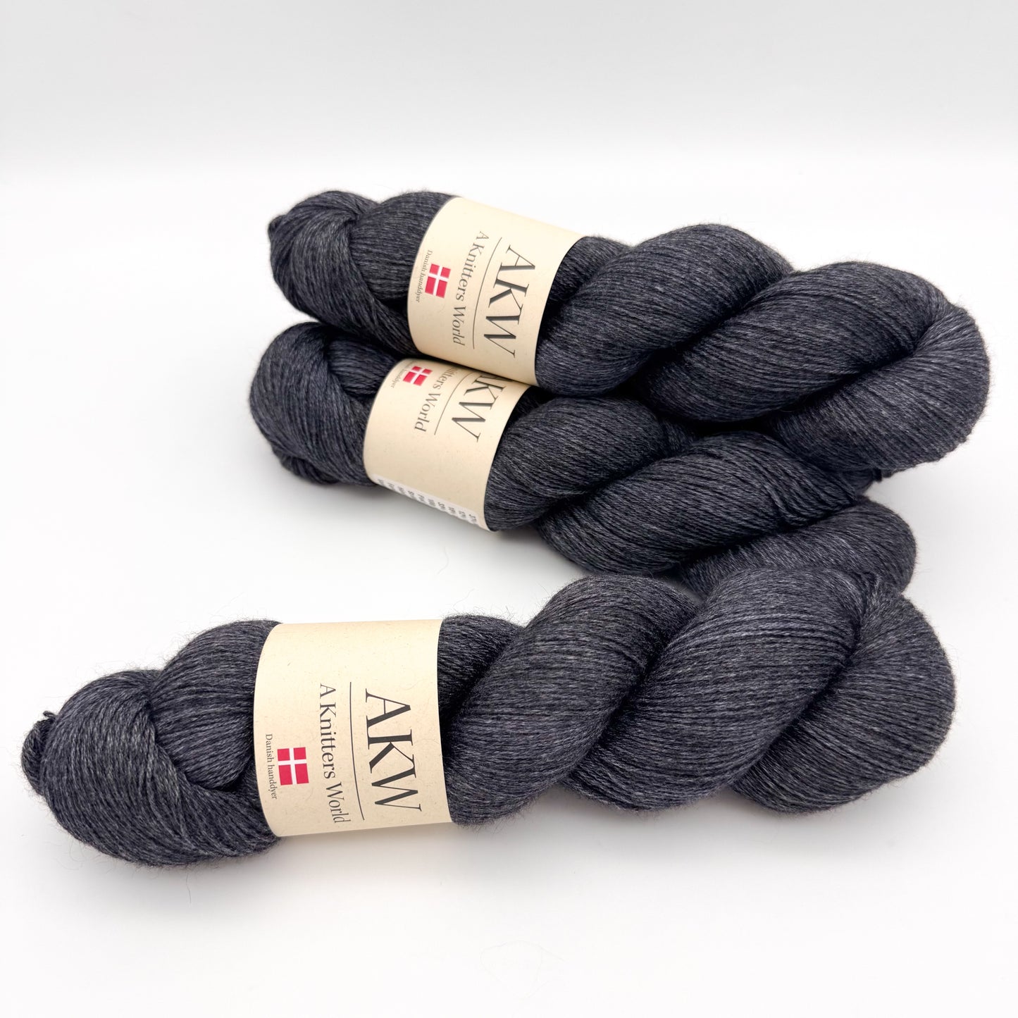 Fil de vison teint à la main, coloris Nuit noire – fil de luxe doux de A Knitters World