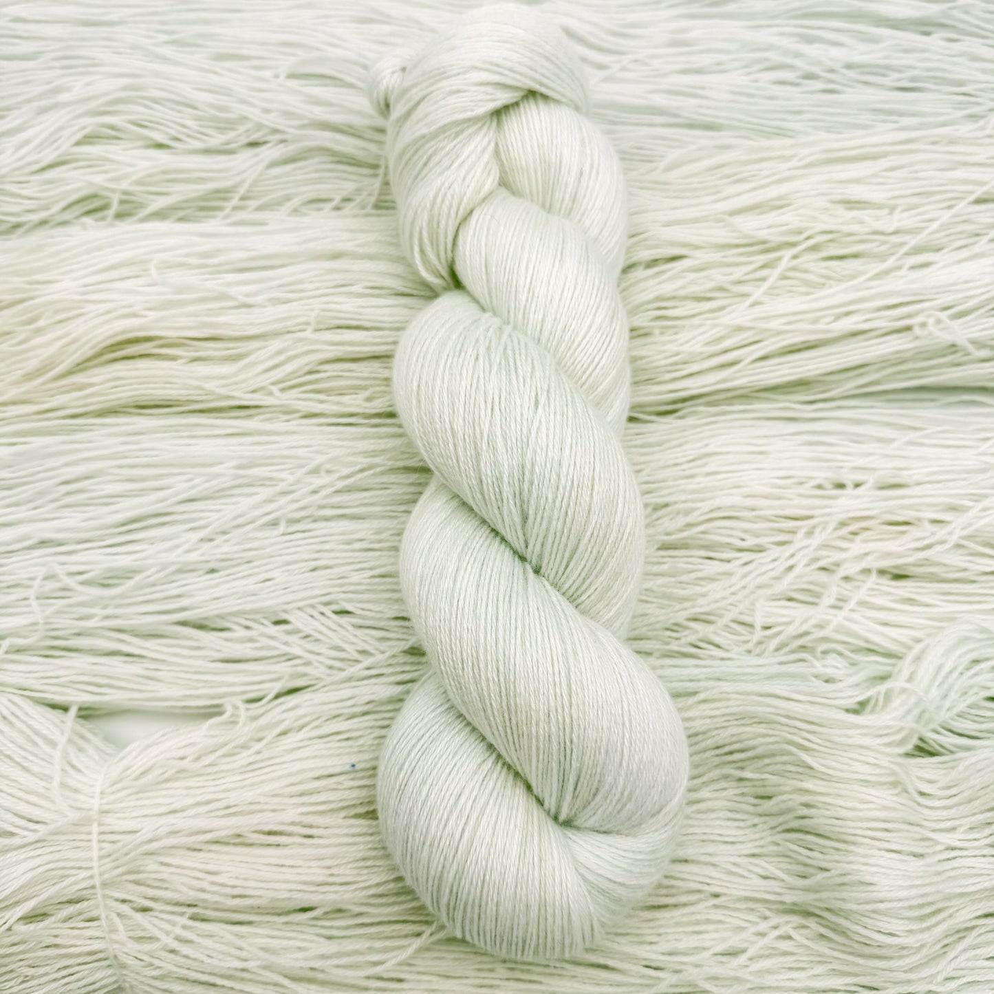 Håndfarvet minkgarn i farven Pistachio Ice Cream – blødt luksusgarn fra A Knitters World