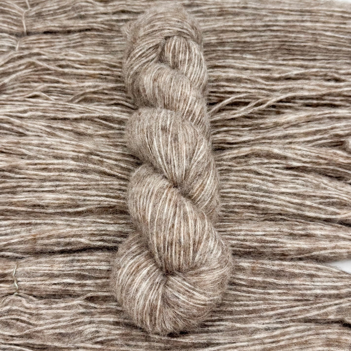 Fluffy Alpakka - Ufarvet brun - A Knitters World