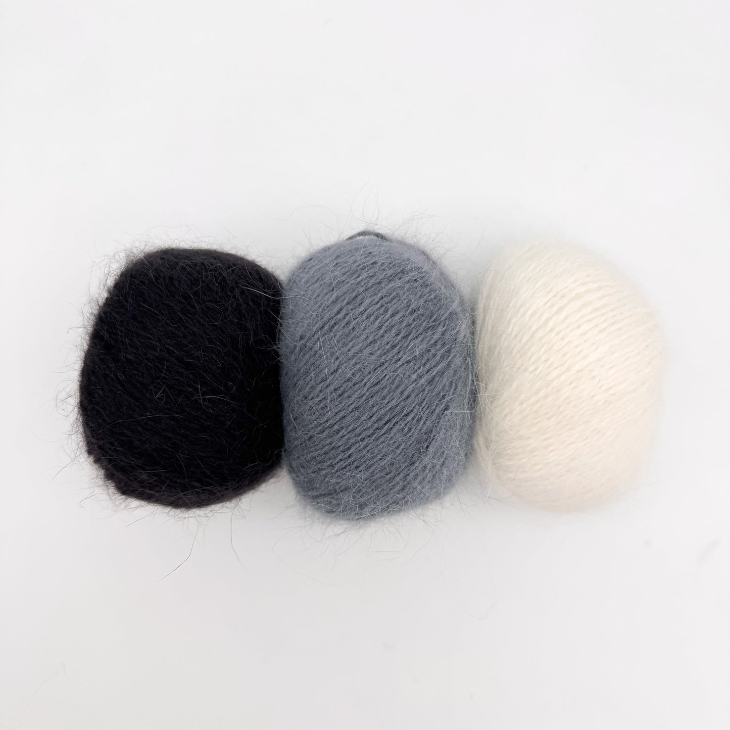 Fluffy angora garn i farven White – AKW Skala B luksusgarn fra A Knitters World