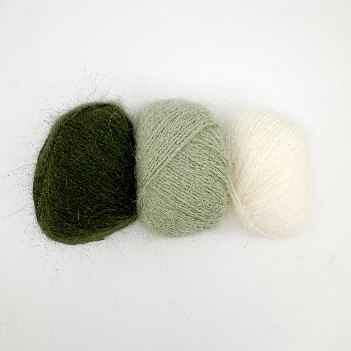 Fluffy angora garn i farven Forest Green – AKW Skala B luksusgarn fra A Knitters World