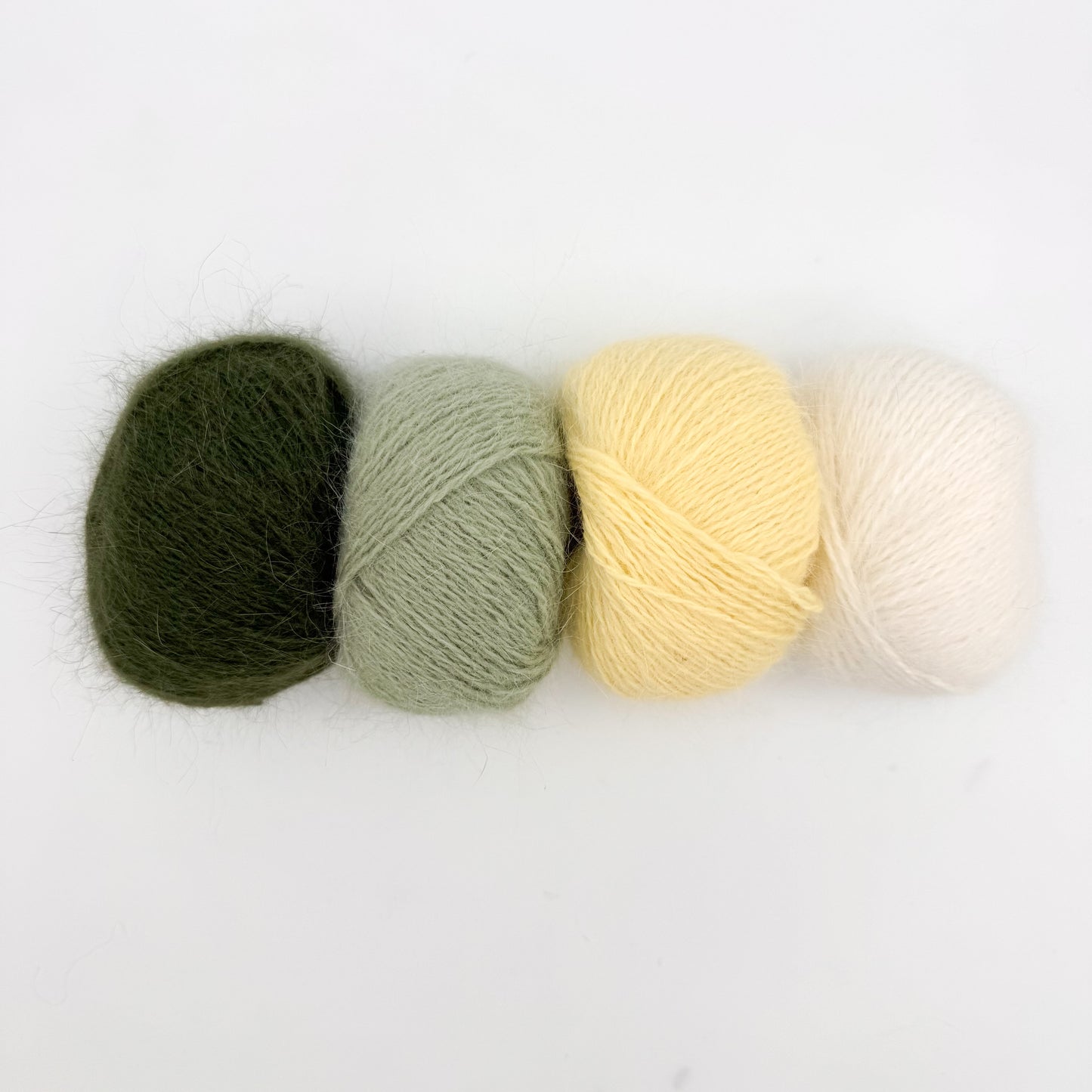 Fluffy angora garn i farven White – AKW Skala B luksusgarn fra A Knitters World
