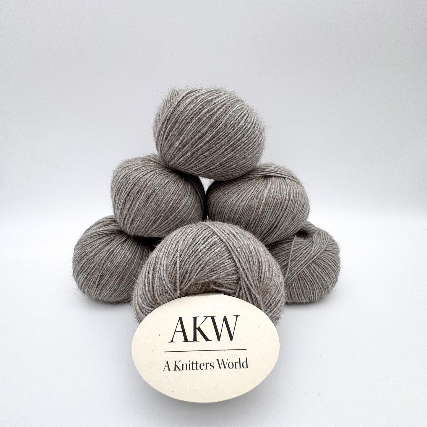 Possum garn i farven Koala Grey – AKW Skala A luksusgarn med cashmere og mulberry silke