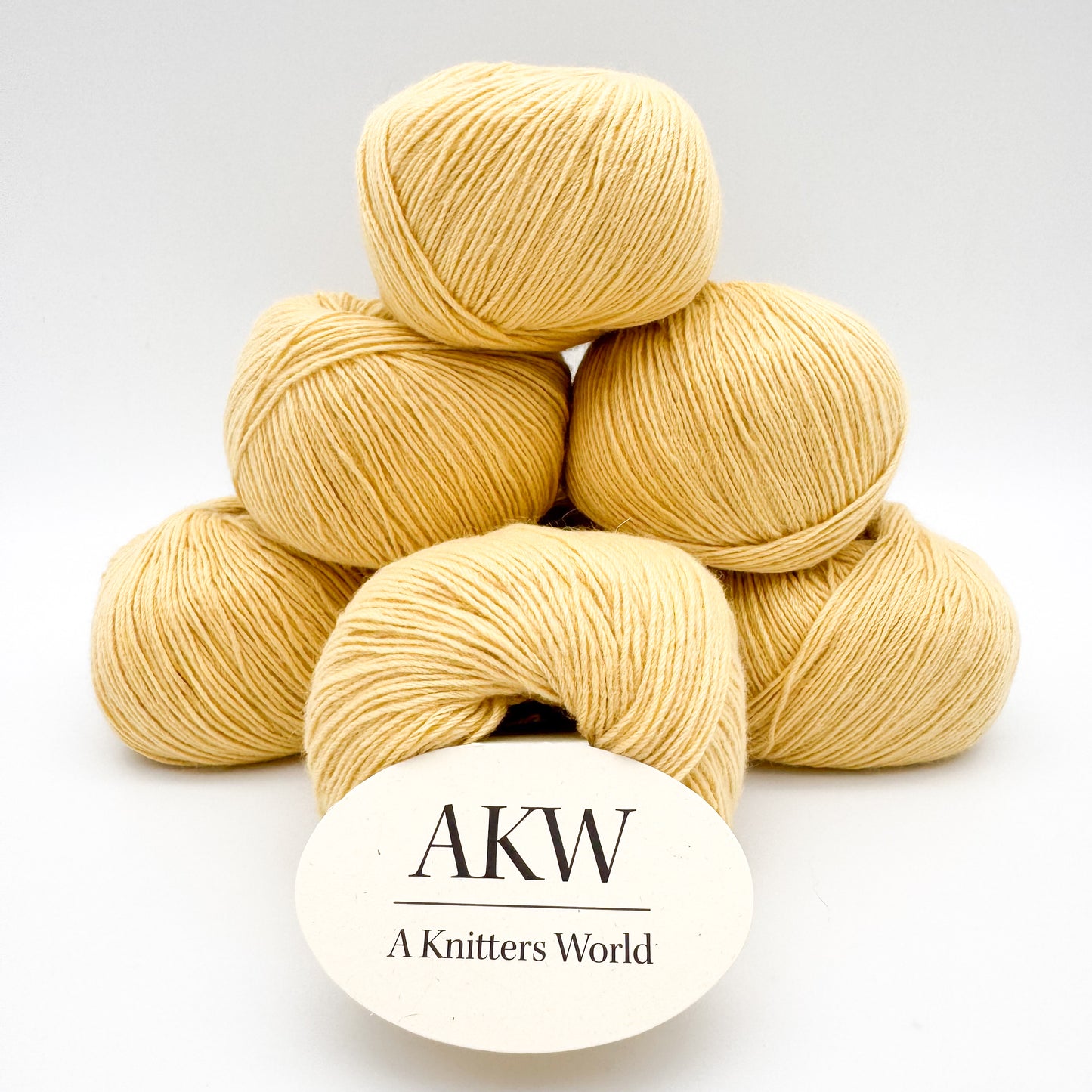 Possum garn i farven Pale Yellow – AKW Skala A luksusgarn med cashmere og mulberry silke