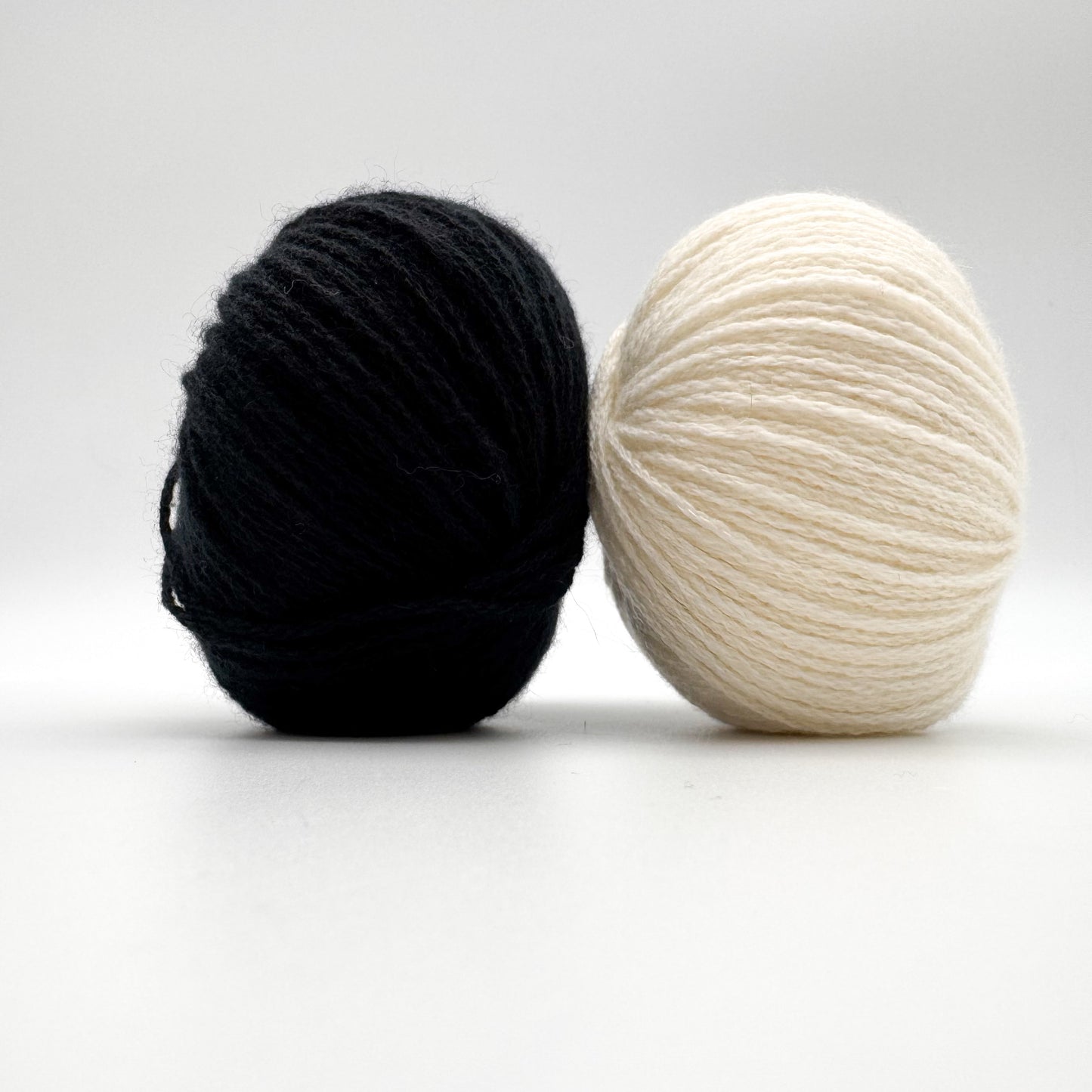 Cashmere garn i farven Black – 100% Mongolian Cashmere, AKW Skala A fra A Knitters World