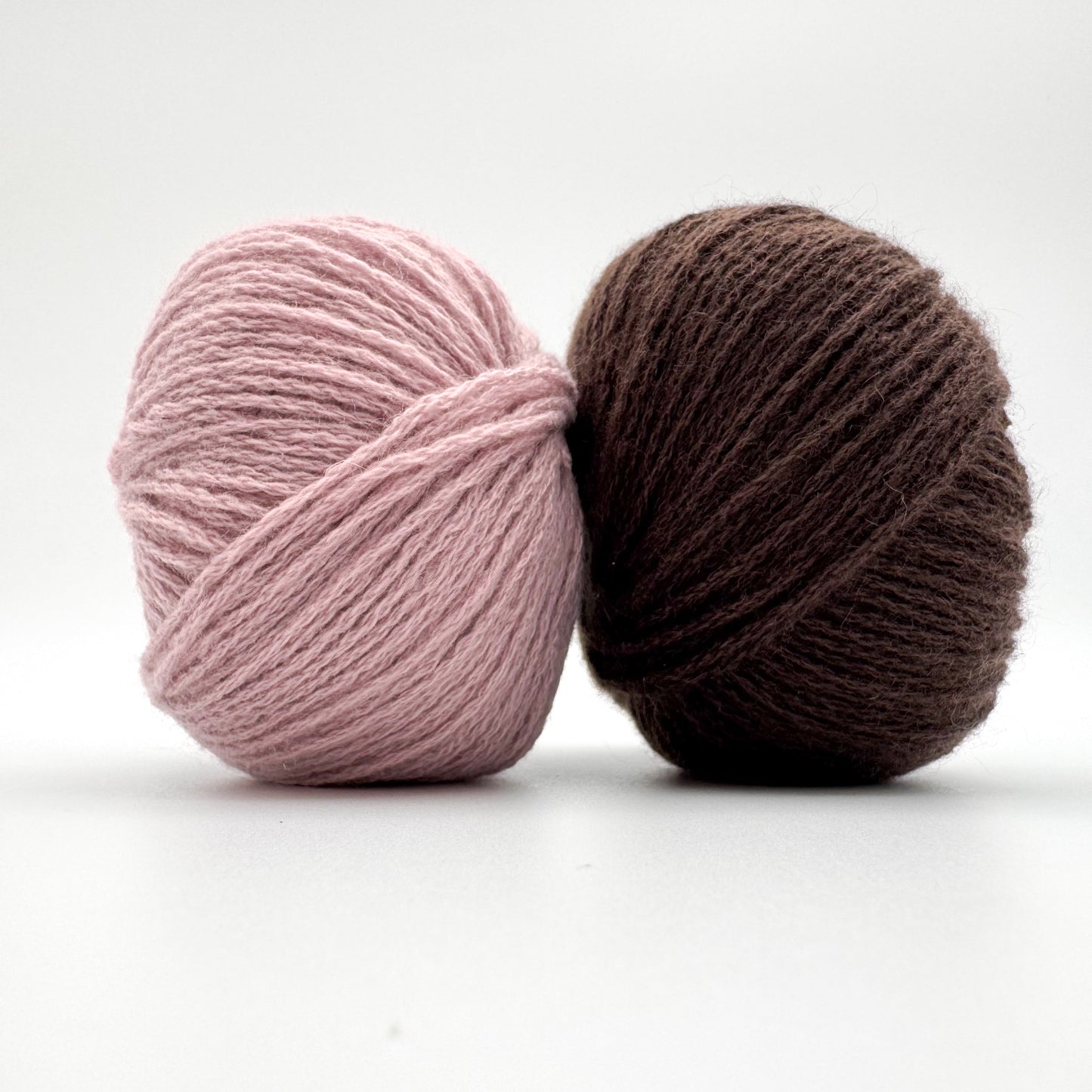Cashmere garn i farven Chocolate – 100% Mongolian Cashmere, AKW Skala A fra A Knitters World