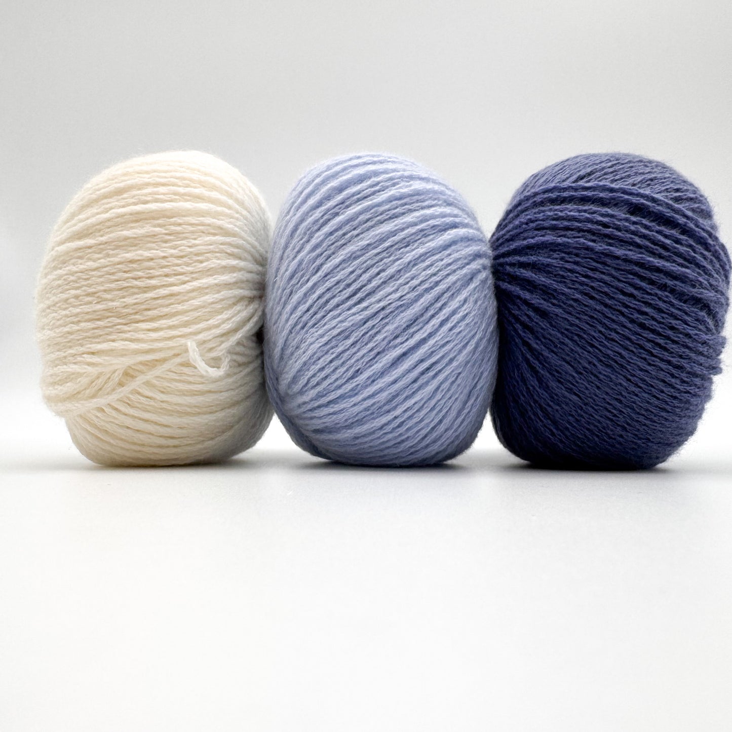 Cashmere garn i farven Baby Blue – 100% Mongolian Cashmere, AKW Skala A fra A Knitters World