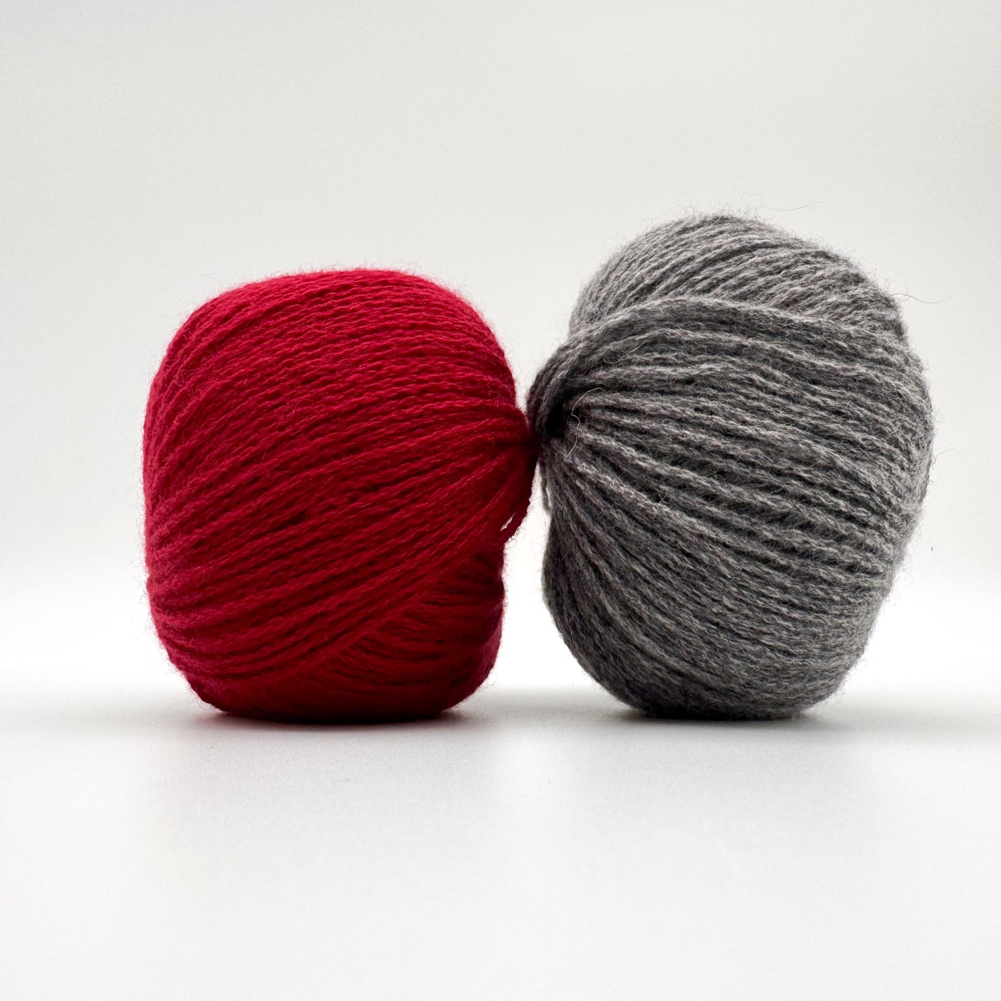 Cashmere garn i farven Fire Red – 100% Mongolian Cashmere, AKW Skala A fra A Knitters World