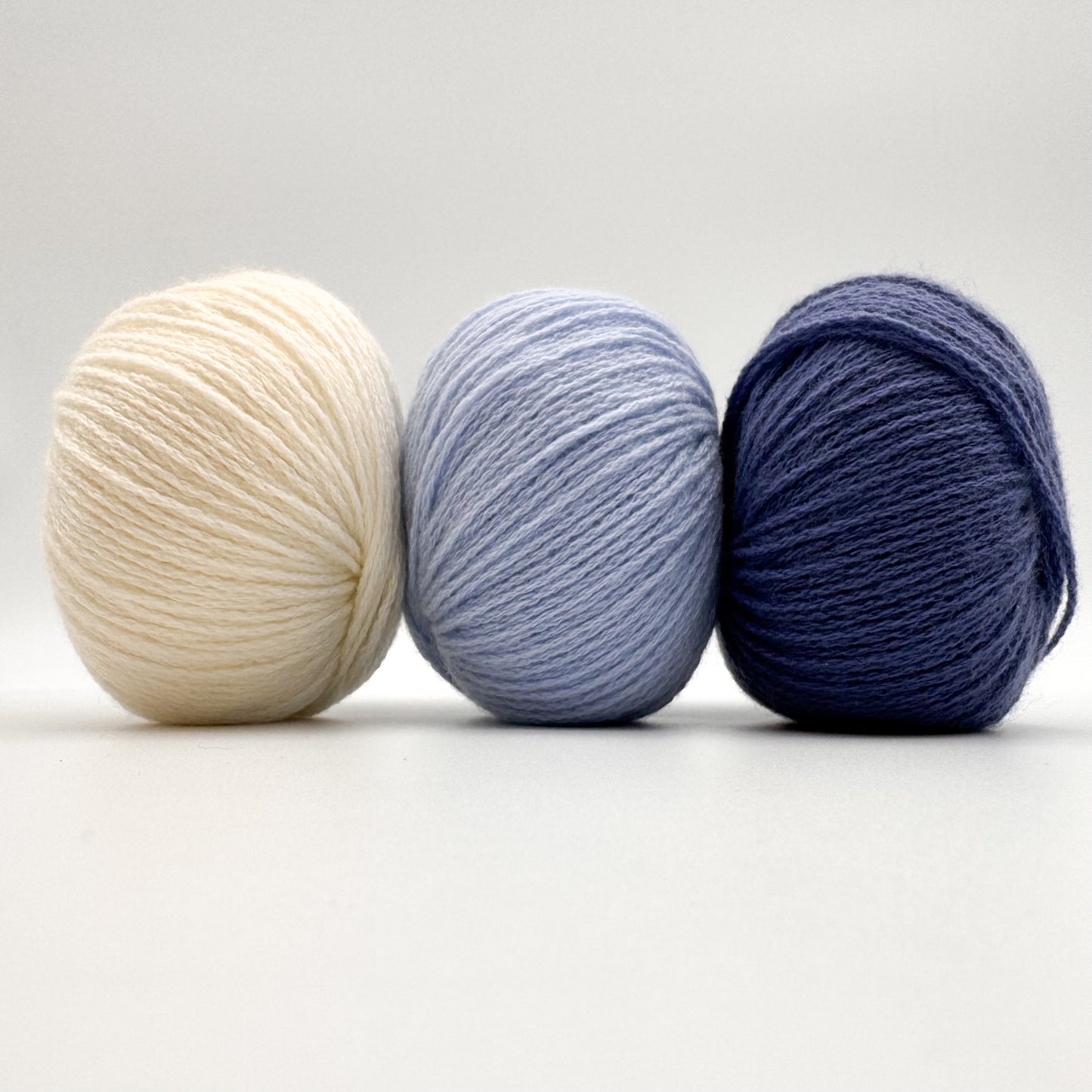 Cashmere garn i farven Jeans Blue – 100% Mongolian Cashmere, AKW Skala A fra A Knitters World